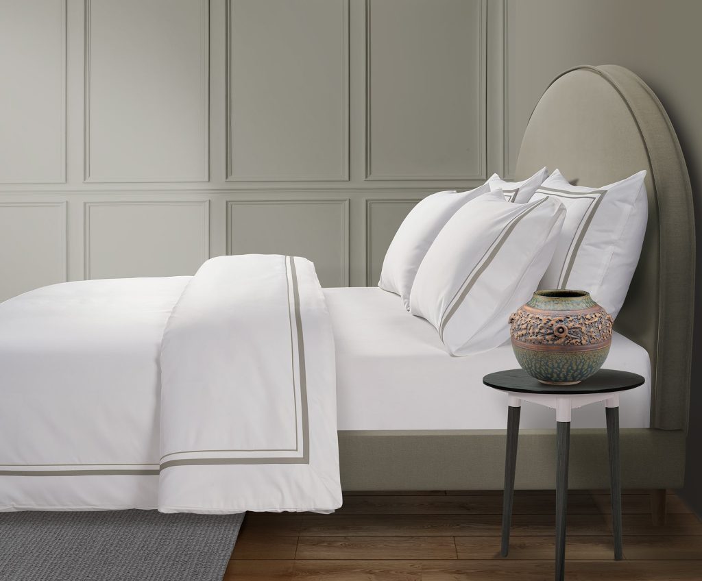 800 Thread Count Egyptian Cotton Royalton Lux Buttery Smooth Duvet Cover - Mink, Super King / White with Mink