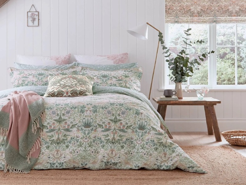 William Morris And Co Strawberry Thief in Cochineal Pink Quilt Super King Duvet Cover