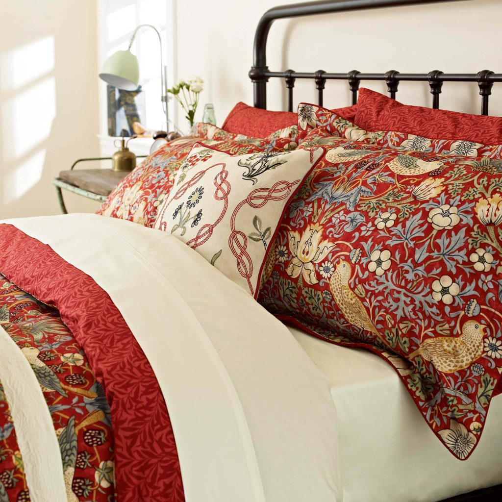 Morris & Co Strawberry Thief Kingsize Duvet Cover Set, Crimson
