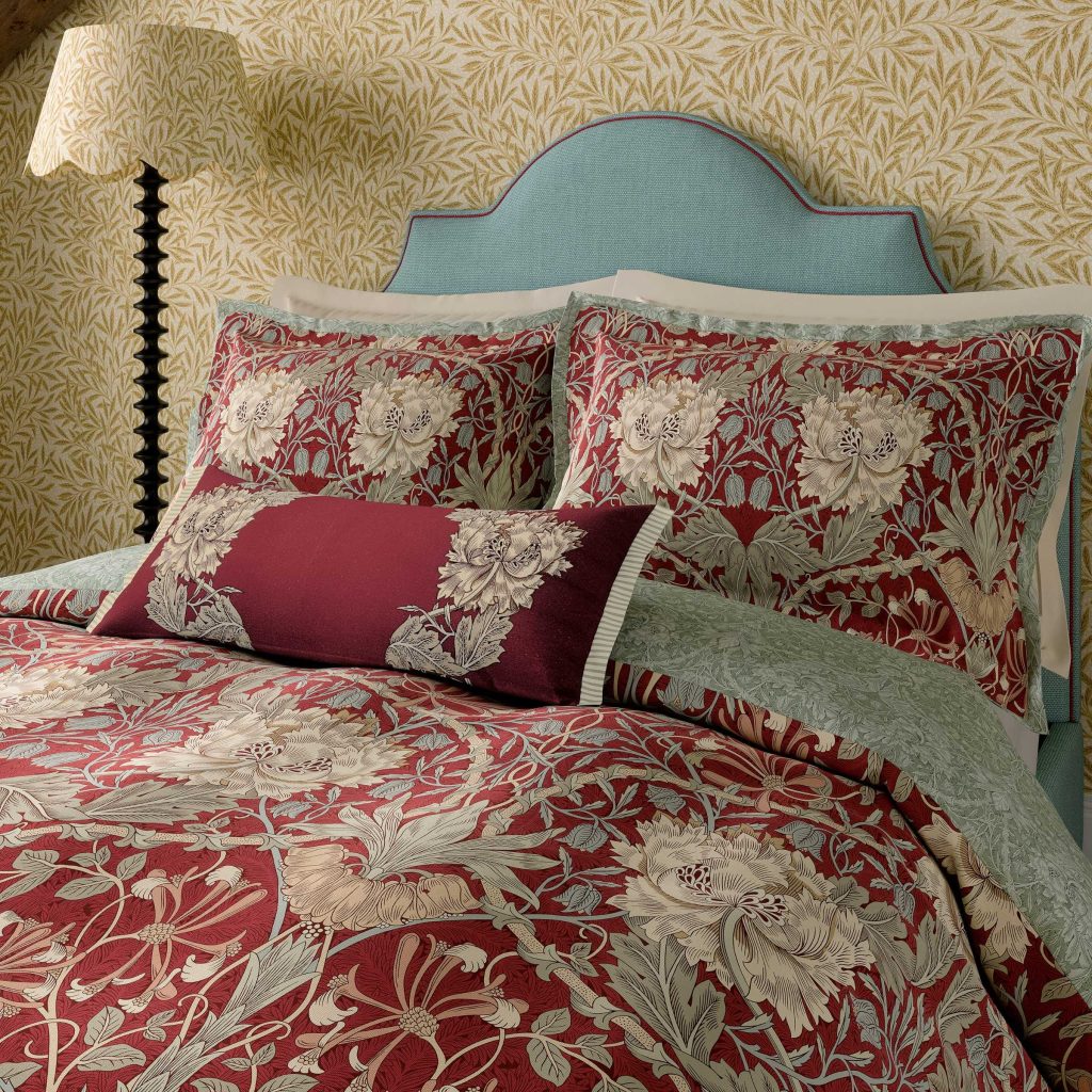 Morris & Co Honeysuckle & Tulip Kingsize Duvet Cover Set, Red & Gold