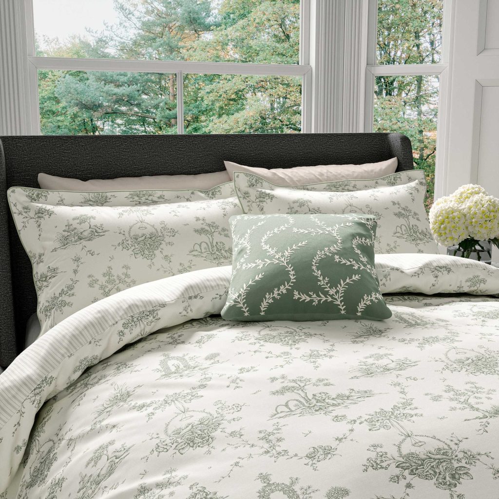 V&A Garden Of Love Super Kingsize Duvet Cover Set, Green