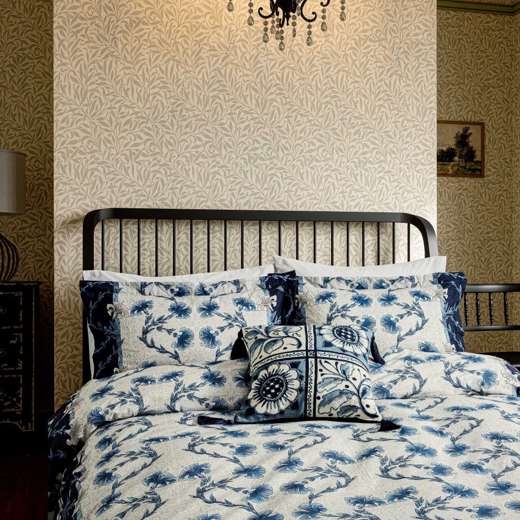 William Morris | V&A Scrolling Carnation Kingsize Duvet Cover Set, Indigo & Ivory