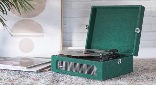 Crosley Voyager Portable Turntable Dark Aegean | Bed Sava
