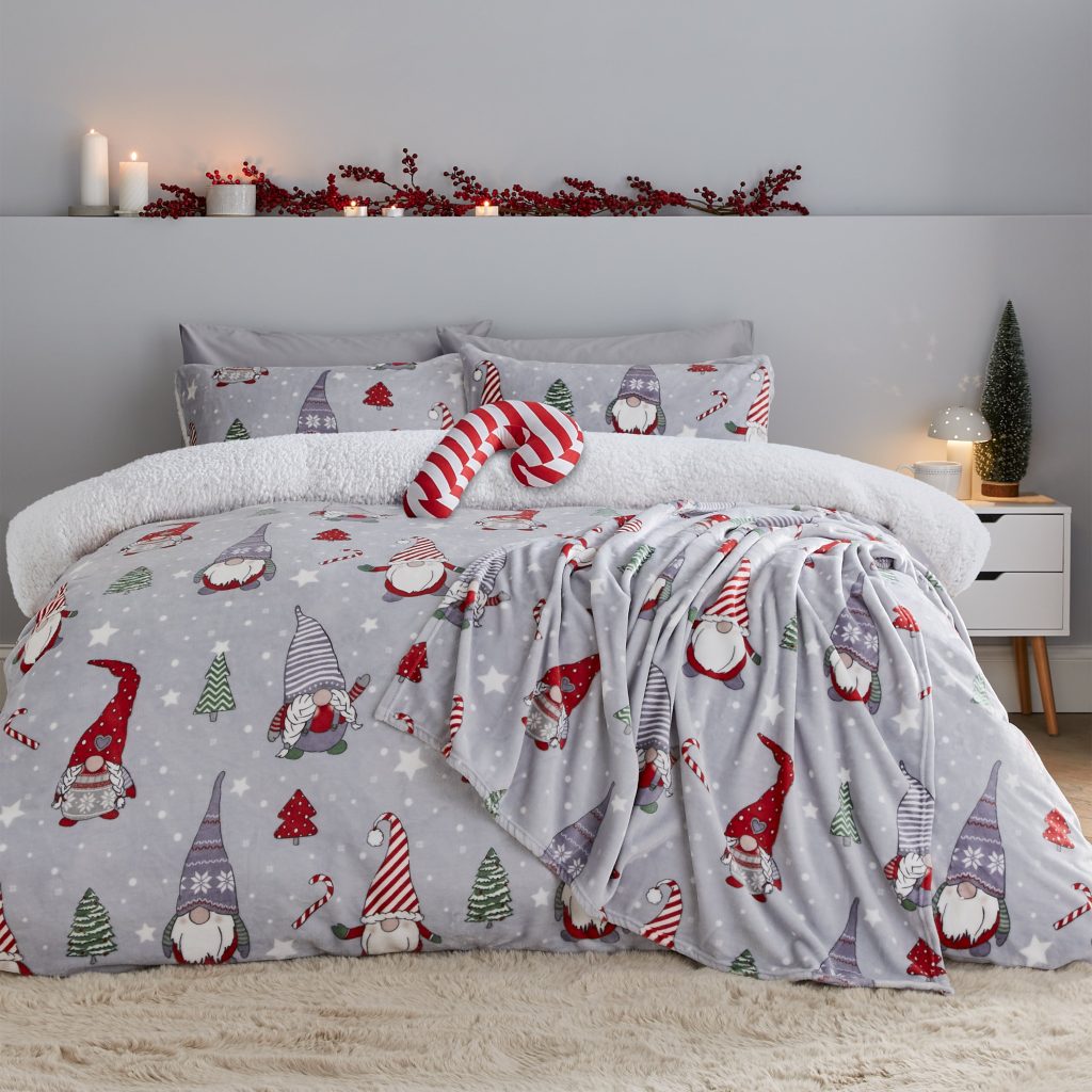 Catherine Lansfield Christmas Festive Gnomes Cosy Fleece Duvet Cover Set with Pillowcases | Bed Sava