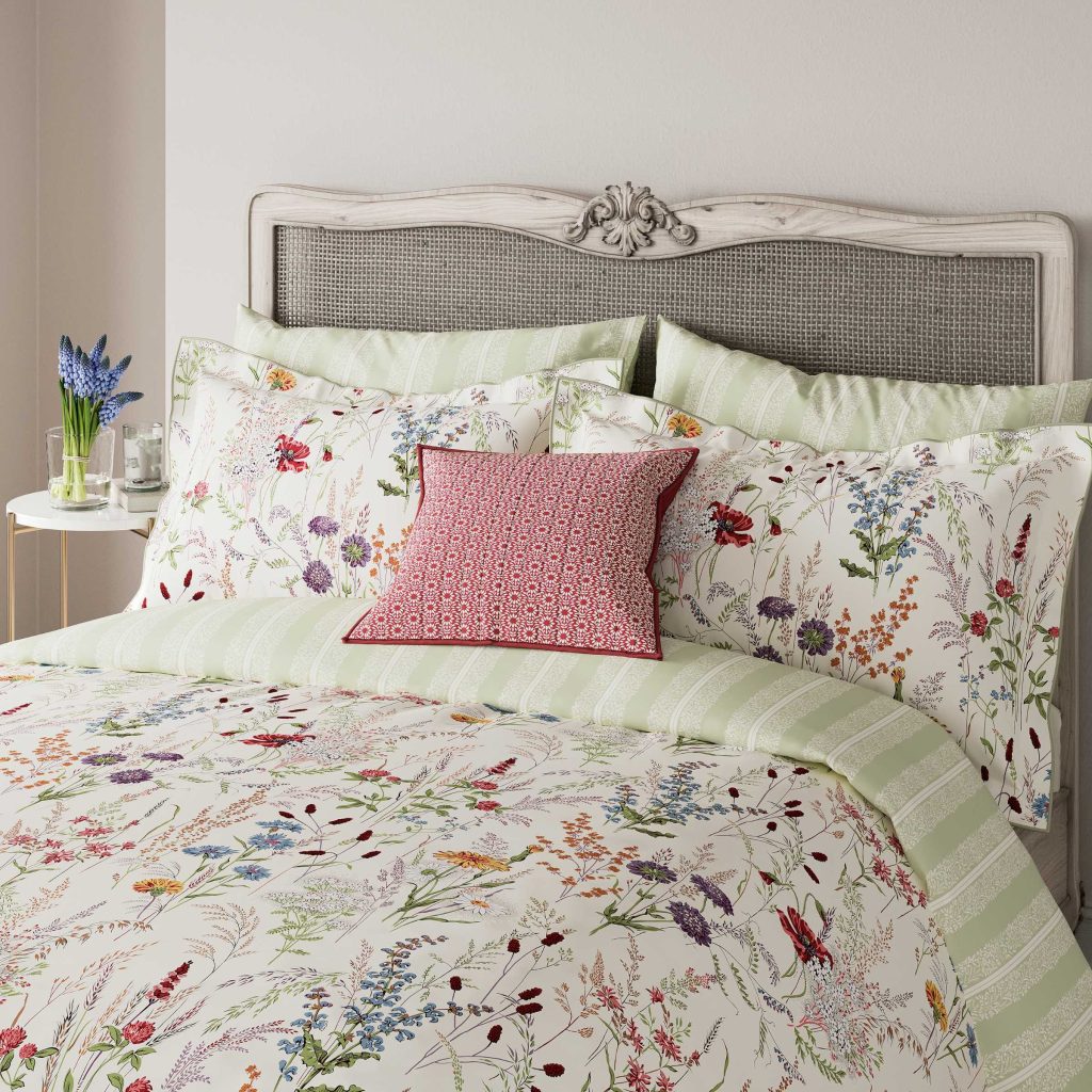 V&A Blythe Meadow Kingsize Duvet Cover Set, Multi